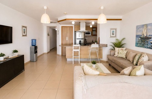 Villas Del Mar Apartment | Beachfront Paradise with Pool, Balcony & Netflix