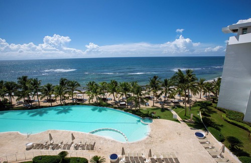 Villas Del Mar Apartment | Beachfront Paradise with Pool, Balcony & Netflix