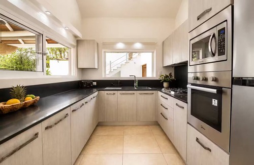 La Iglesia House | Beachside 5BR Villa + Pool