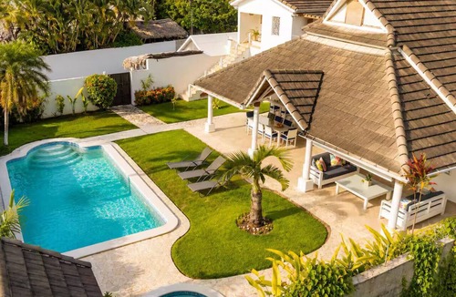 La Iglesia House | Beachside 5BR Villa + Pool