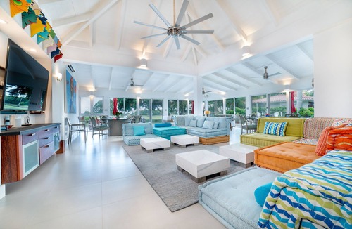 Los Lagos Villa | Contemporary Golf View & Close to the Beach Villa.