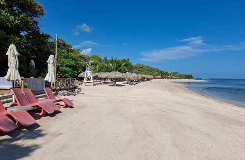 Costambar Apartment | Costambar Beachfront Pool Apartment