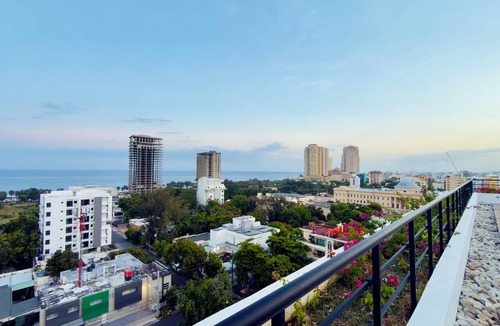 Gascue Condo | Cozy Ocean View Retreat for Couples Balcony, Pool & Gym Gazcue