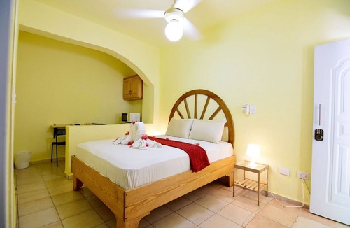 El Batey Hotel | Dowtown guest-friendly hotel room steps from all shops/bars/beaches