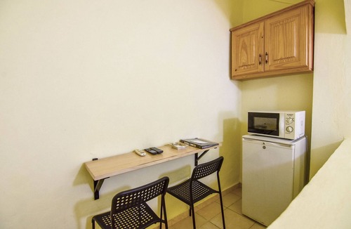El Batey Hotel | Dowtown guest-friendly hotel room steps from all shops/bars/beaches