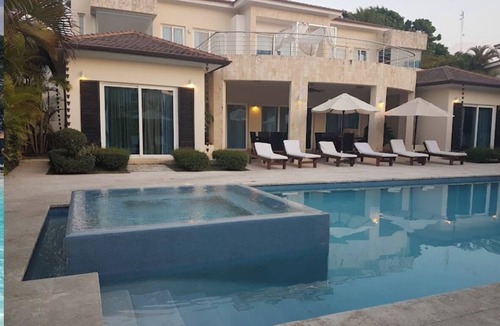 Los Brazos Villa | Escape to Paradise and Feel like Royalty in this Stunning 7-Bedroom Luxury Villa