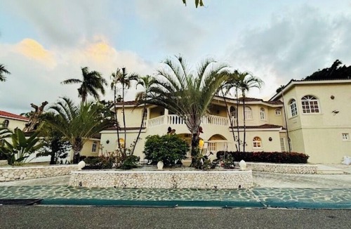 Los Brazos Villa | Escape to Paradise and Feel like Royalty in this Stunning 7-Bedroom Luxury Villa