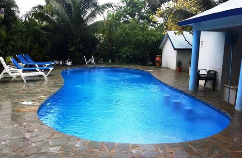 La Esplanada Apartment | Guest-friendly 2BD condo near clubs and beaches, pool/Wi-Fi/cable TV/parking