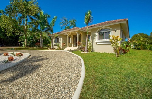 Urbanizacion Tavarez Villa | Guest-friendly central villa 3BD/3BTH, pool/basket/tennis/soccer/cable TV/WiFi