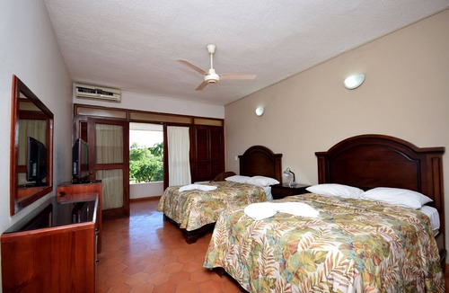 El Batey Hotel | Guest-friendly hotel room in central Sosua, free yummy breakfast