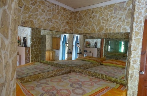Playa Chiquita Hotel | Guest-friendly suite with jacuzzi, love swing, mirrors, perfect for single men!