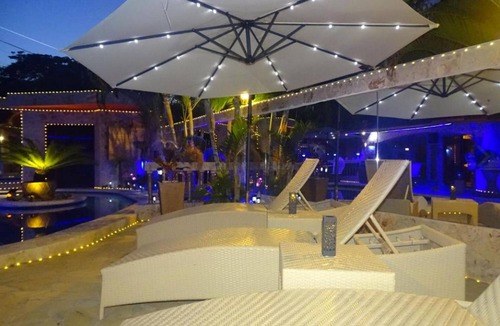 Playa Chiquita Hotel | Guest-friendly suite with jacuzzi, love swing, mirrors, perfect for single men!