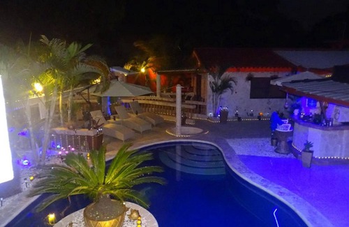 Playa Chiquita Hotel | Guest-friendly suite with jacuzzi, love swing, mirrors, perfect for single men!