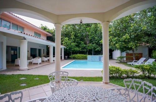 Juan Dolio Villa | Impressive villa with pool at Metro Country Club.