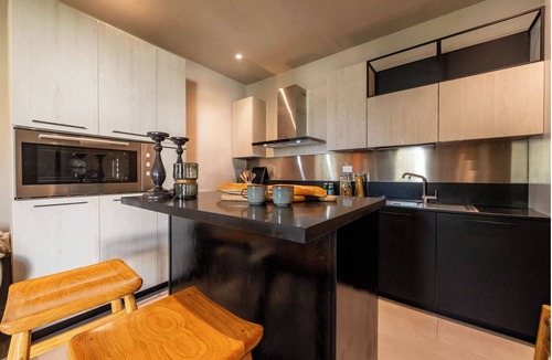 La Iglesia Apartment | Island Getaway 3BR Loft Retreat with Pool - Beach 2 mins