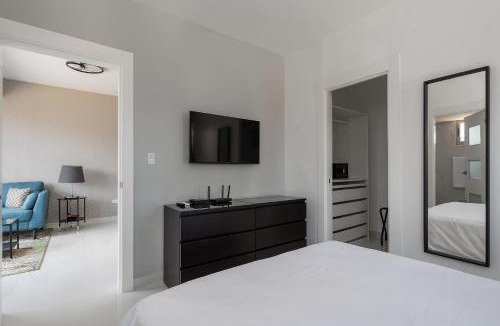 Sarasota House | JR 7 Suites by Yellowkey
