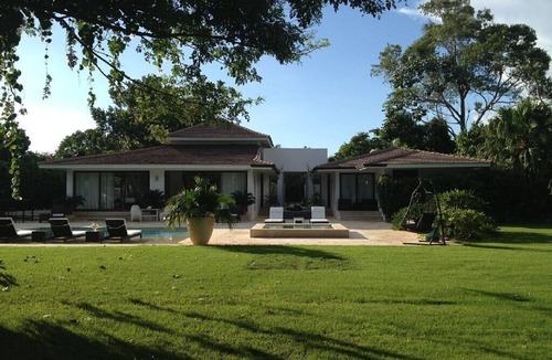Los Lagos House | Luxurious Contemporary Villa Walking Distance to Ministas Beach