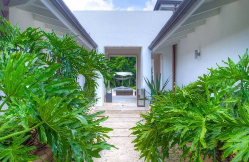 Los Lagos House | Luxurious Contemporary Villa Walking Distance to Ministas Beach