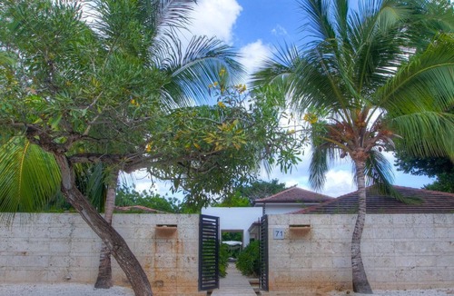 Los Lagos House | Luxurious Contemporary Villa Walking Distance to Ministas Beach