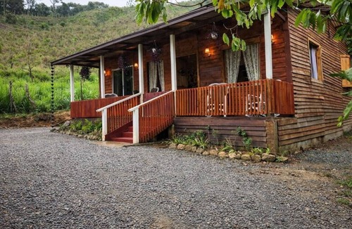 Bonao Cabin | Rustic Mountain Cabin Retreat Stunning Views is located in Bonao