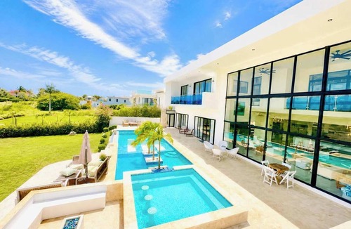 Playa Chiquita Villa | Sleeps up to 40 |8BR, Mini Golf & Largest Pool SOV