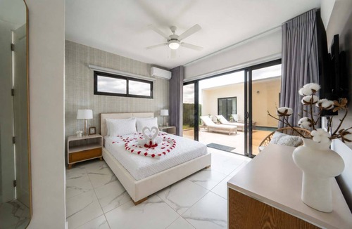La Mulata House | Soaring Pool Villa Detached Pool Casita