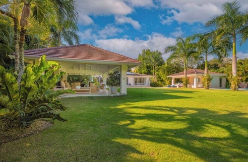 Los Lagos House | Sophisticated Villa Steps from the Beach