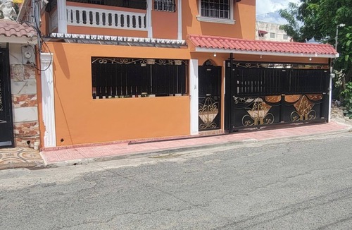 Santo Domingo Este House | Spacious 4-bedroom house in awesome Santo Domingo Este with WiFi, AC