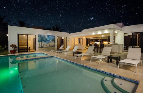 La Mulata Villa | Tropical Escape 3 BR Private Pool lawn Fenced