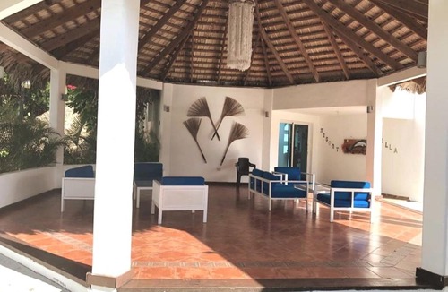 Juan Dolio - El Pueblo Apartment | Upgrade A Primera Linea De Playa Con Hwrmosas Áreas Sociales Frente Al Mar-Piscina-Jacuzzi-BBQ-Gazebo-Parqueo-Wifi-Netflix-Control De Acceso Y Seguridad Las 24Horas-Al Lado De Hoteles-Restaurantes-Minimarkets-Tiendas Y Comercios