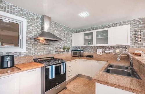 Sanchez Villa | Villa with ocean view bbq pool resort access