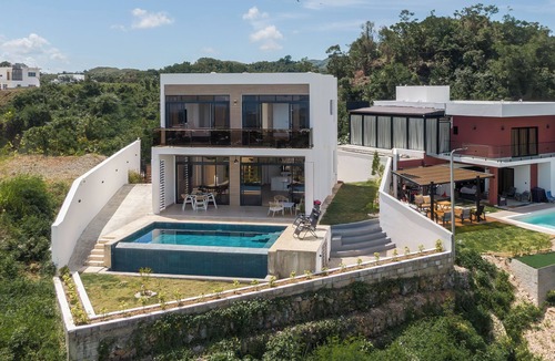 El Callejon House | Wake Up Above the Clouds with Ocean & Mountain Views.