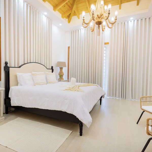 Hermosa villa rodeada de montañas, Combina elegancia moderna con la naturaleza.