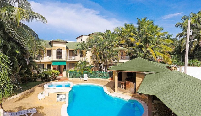 1BD chica-friendly condo steps from clubs, free breakfast, pool/AC/TV/wifi! in Sosúa