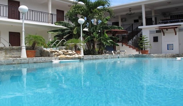 2BD guest-friendly condo with pool/AC/TV/Wi-Fi, near shops/bars in Sosúa