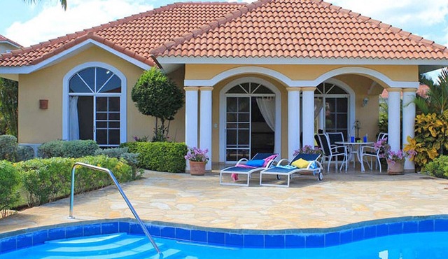 2BD guest-friendly villa in central Sosua with private pool, near beach/clubs in Sosúa