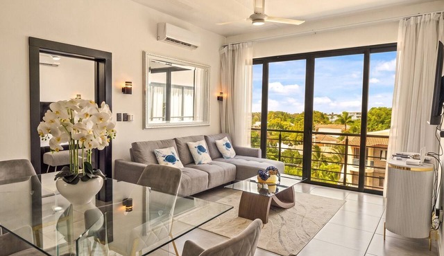 2BR at Rizz Suites Pool 24/7 GYM Walk to Beach 2 King Beds Sosua in Sosúa