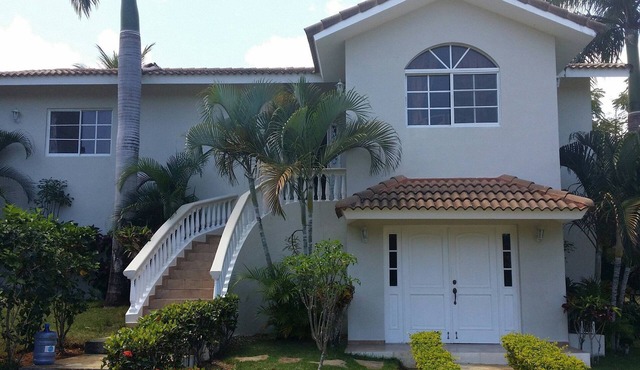 4-BDR inexpensive guest-friendly villa with pool in central Sosua, ideal for men in Sosúa