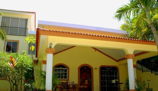 6BD Guest-friendly Villa in central Sosua, pool/jacuzzi, AC/cable TV/Internet in Sosúa