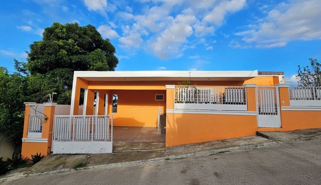 Ada’s Tropical Getaway Pool + Wifi Near Beach 3-bedroom house in superb El Doral
