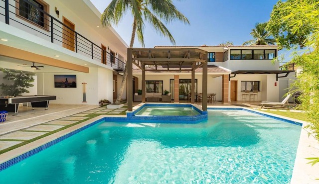 Artiora Luxury Villa - 10 BR, Heated Jacuzzi & Private Pool in Sosúa