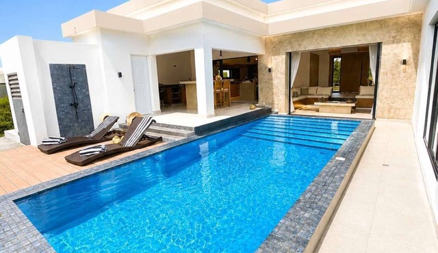 Bali Villa | Sunken Lounge & 3 King Beds in SOV