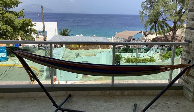 Beachfront 2bd/2ba Condo Amazing Views 1 min walk to Beach/Restaurants Elevator