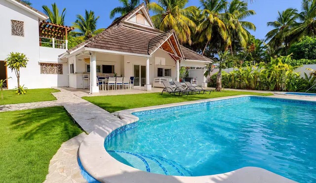 Beachside 5BR Villa + Pool in Las Terrenas