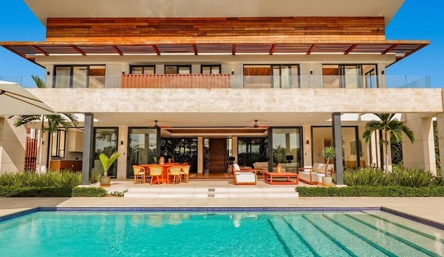 Casa Carina by Luxe Haus™ - Butlered Villa, Staff, Pool, Golf Carts in Flamboyan