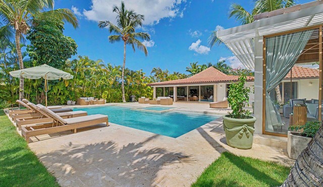 CASA LUNA: Luxury 4BR Villa Private Pool & Hot Tub Walk to Beach in La Romana