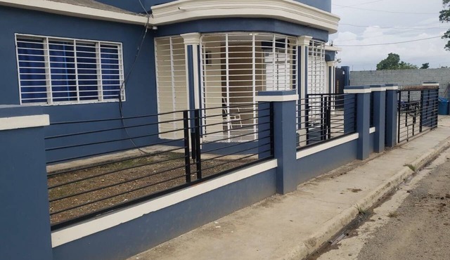 Charming 3-bedroom house in enjoyable Sabana Grande de Boyá with AC, TV, & WiFi in Sabana Grande de Boyá