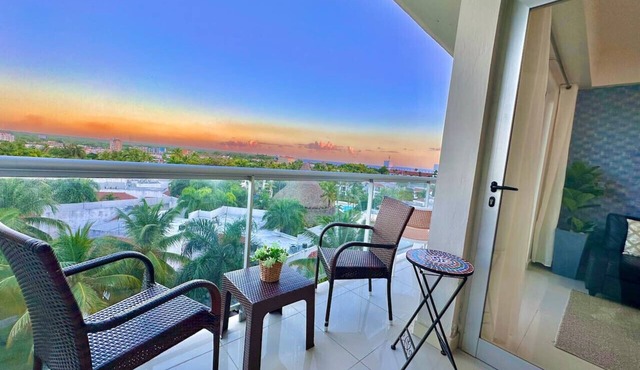 Cozy Hideaway Condo, Full AC, Fast Wi-Fi, Pool, 5 min to Beach