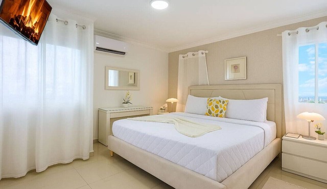 Elegant 3BD Condo with Sea View, King Bed, Pool in Santo Domingo Este