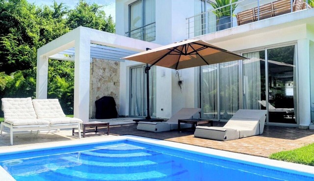 Family-Friendly 4BR Villa with Pool, Jacuzzi & Golf Access
